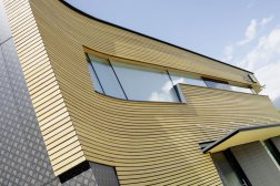 Лазурь для древесины. Благодаря специальным пигментам позволяет получить потрясающий металлический оттенок с эффектом мерцания. Высокая защита от погодных условий. Защита против синевы и плесени.