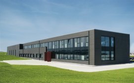 Краска Pullex Silverwood для наружных работ содержит активные биоцидные вещества для защиты от биологических повреждений (гнили, вредителей). Пигмент данной краски содержит в своем составе алюминиевую пудру, которая улучшает защиту от УФ излучения и надежно защищает древесину от длительного атмосферного воздействия. Создаёт полупрозрачное (лессирующее) покрытие приглушенных оттенков со стильным металлическим отблеском. Лазурь легко и без усилий наносится. Равномерно растекается без подтеков и облаков.
